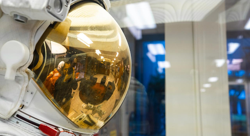 Capacete de astronauta — capa original do vídeo da Missão NASA 4Heroes