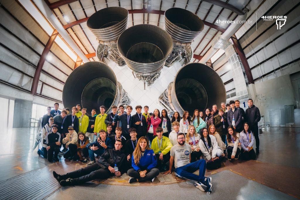 Participantes da Missão NASA 4Heroes em atividade no centro espacial